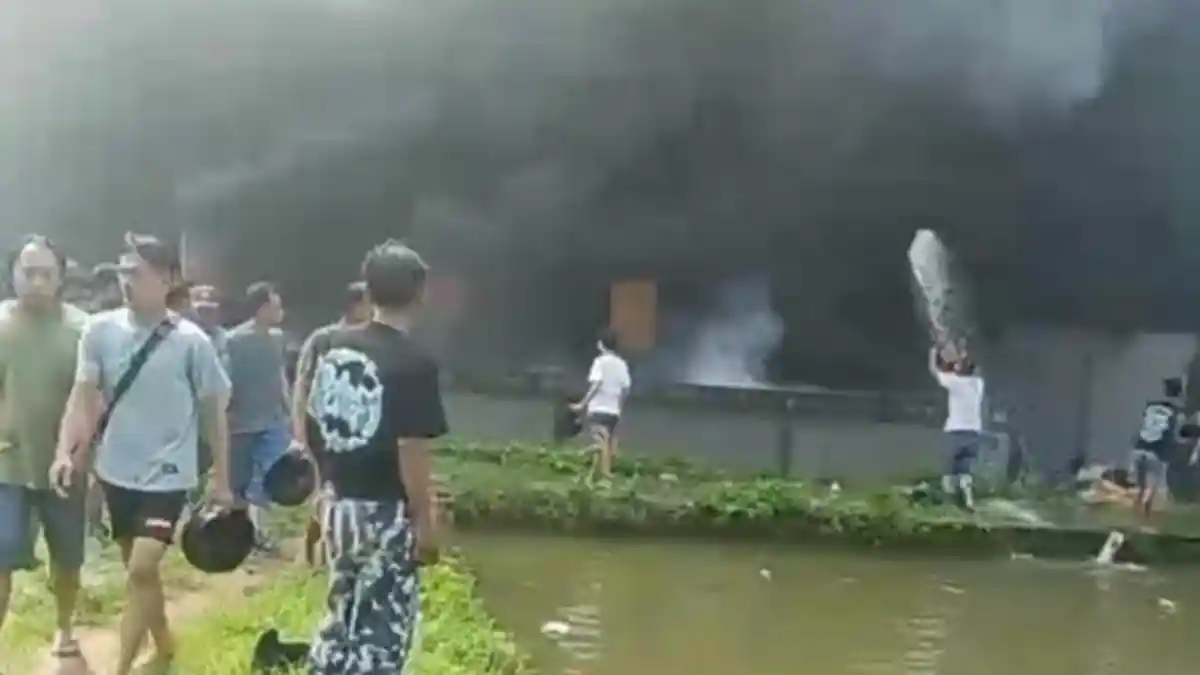 Pabrik Helm di Rumpin Bogor Terbakar, Kepulan Asap Hitam Membumbung Tinggi
