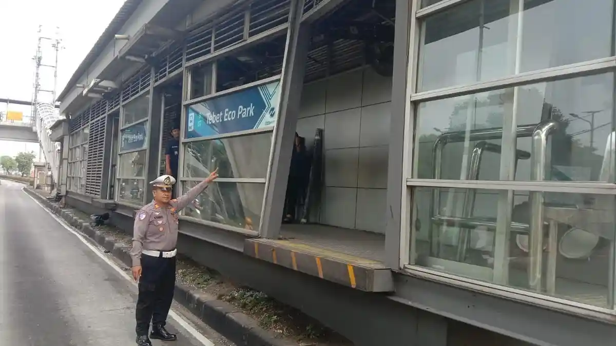 Hantam Halte Transjakarta Tebet Eco Park hingga Hancur, Truk Bermuatan Kabur Misterius - Wartakotalive.com