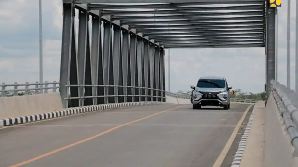 Wajib Diketahui! Inilah Alasan Tidak Boleh Menyalip Kendaraan Lain di Jembatan dan Terowongan