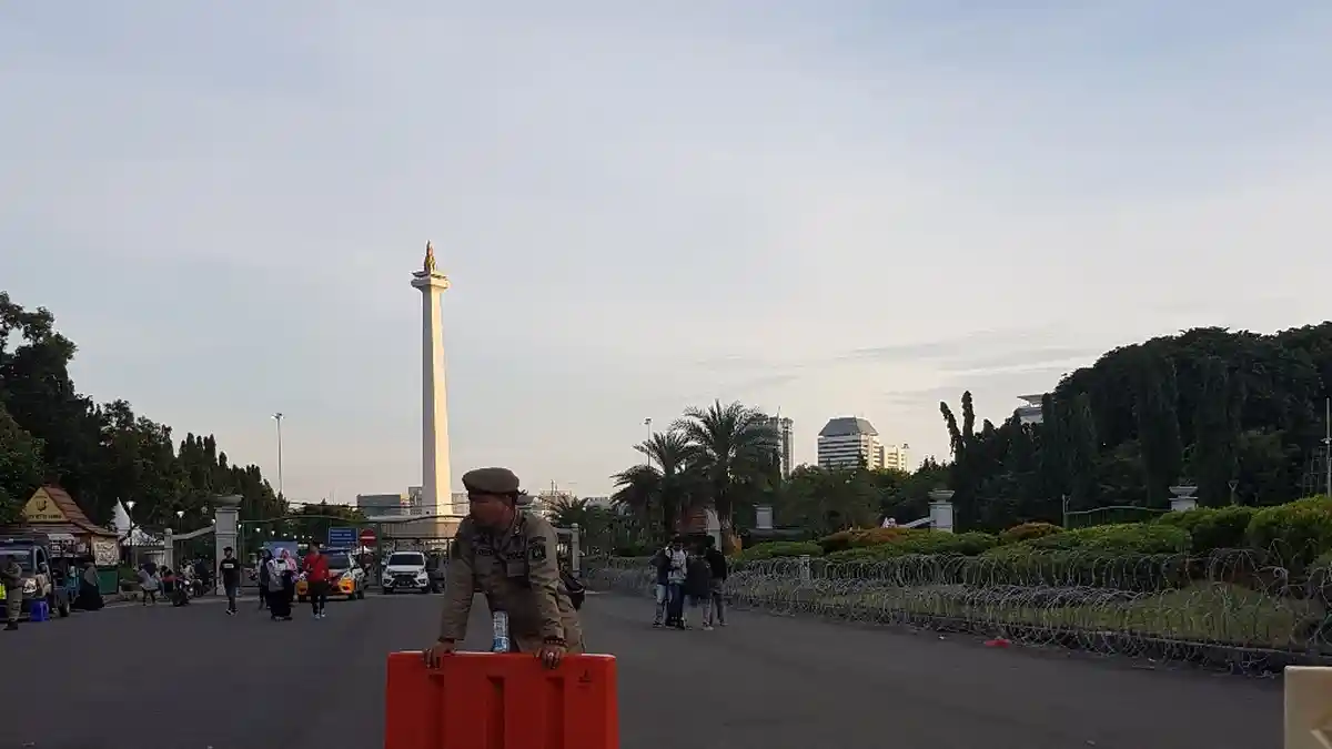 Pagar Pembatas Jalur Pejalan Kaki dan Rumput di Monas Mulai Dibongkar