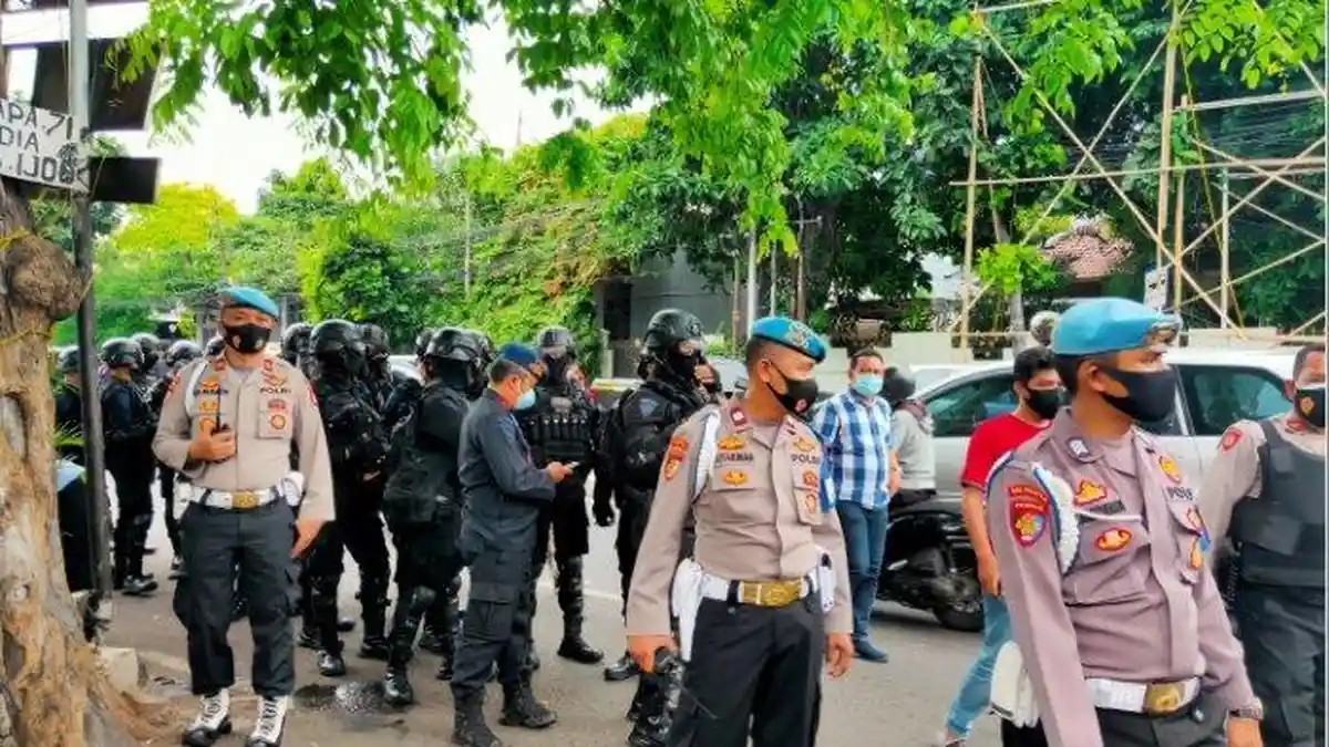 Sambangi Petamburan III, Aparat Gabungan Copot Semua Atribut di Sekitar Markas FPI