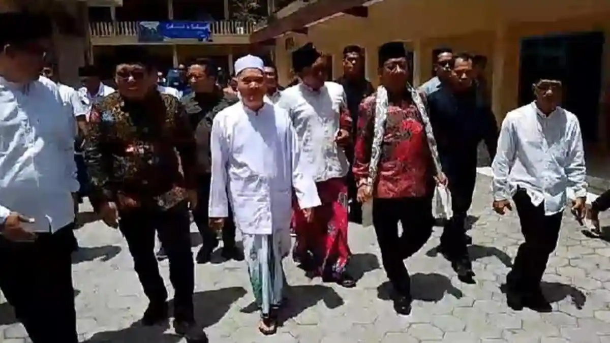 Mahfud MD Ziarah Makam KHR As'ad Syamsul Arifin Situbondo
