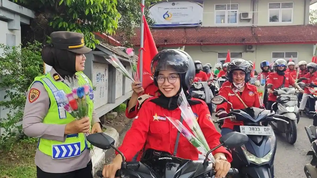May Day di Kendal: Senyum Polwan dan Mawar Merah Sambut Buruh Konvoi Motor