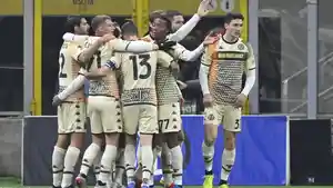 para-pemain-venezia-merayakan-gol-pertama-tim.jpg