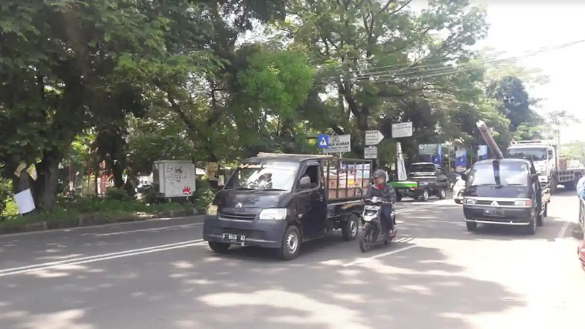 Laju Kendaraan Di Jalan Raya Jakarta-Bogor Kawasan Pasar Ciluar Saat Ini Ramai Tanpa Hambatan