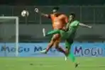 Manahati Lestusen Duel Dengan Ponaryo Astaman