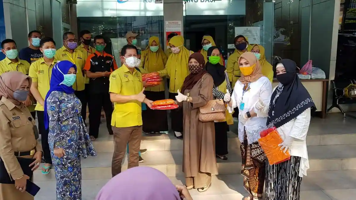 Hari Kartini, Kaukus Perempuan Parlemen Sulsel Bagi-bagi APD ke RS di Makassar