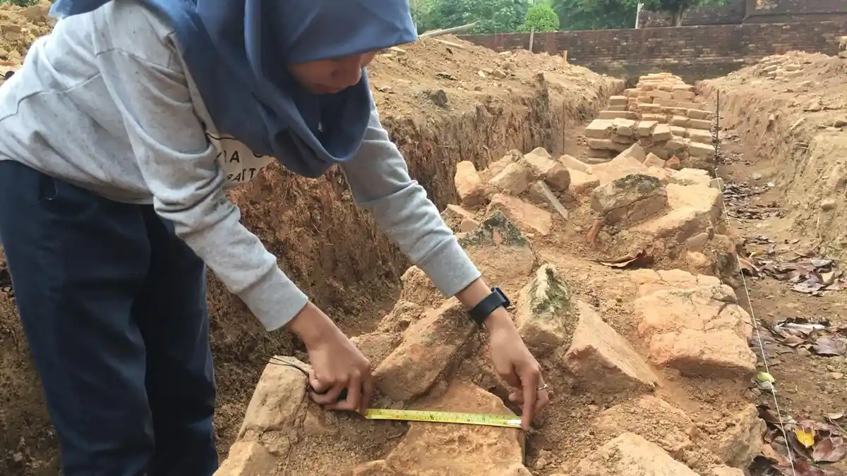 Arkeolog Temukan Dua Bata Bercap ‘Telapak Kaki Anjing’ di Candi Kedaton Muaro Jambi