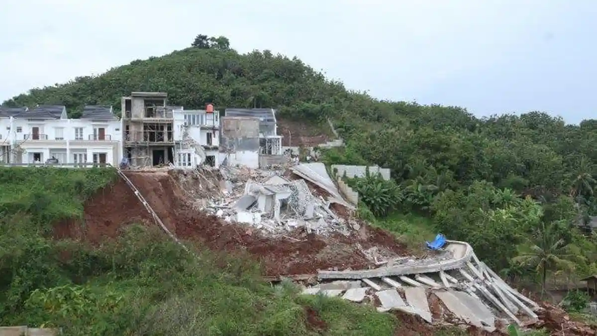 Video Detik-detik 2 Rumah Mewah Seharga Rp 1,7 Miliar Hancur Terseret Longsor, Kolam Aceng Tertimbun