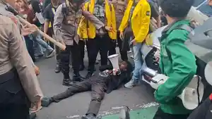AKSI-DEMO-Massa-aksi-demo-di-kawasan-MH-Thamrin-Jakarta-Pusat-tiduran-di-jalan.jpg
