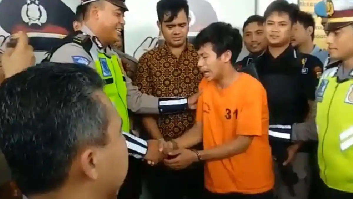 Adi Saputra Pemuda yang Rusak dan Preteli Motornya Kini Ditangkap, Menangis Saat Salimi Bripka Oky