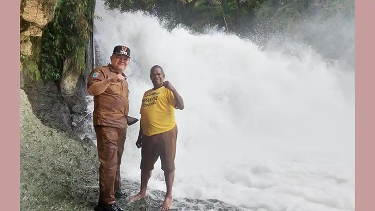Air Terjun Mosmun Bikin Pj Bupati Maybrat Rela Basah-basahan, Pemkab Siapkan Pengembangan Destinasi