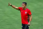 BERTAHAN-Bima-Sakti-saat-memimpin-latihan-tim-Persela-musim-20252026-Ia-kembali.jpg