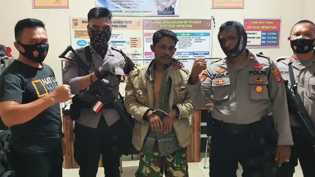 Bawa Senpi dan Badik, Pria Paruh Baya di Lampura Dilumpuhkan