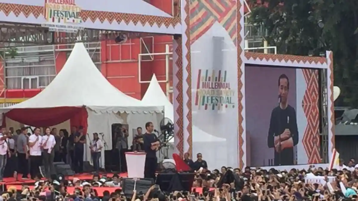 Presiden Jokowi Ingatkan Milenial Tidak Main Ponsel Saat Berkendara