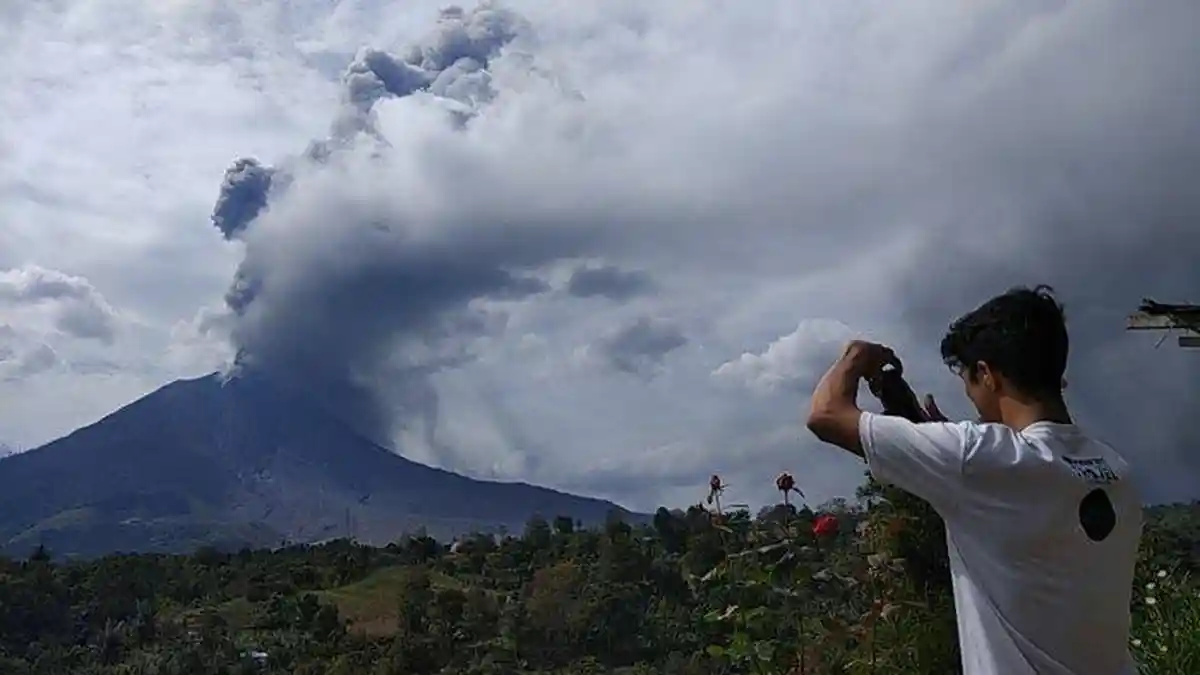 Pagi-pagi Buta Gunung Sinabung Meletus Lagi, Kali Ini Kolom Abu Setinggi 1000 Meter