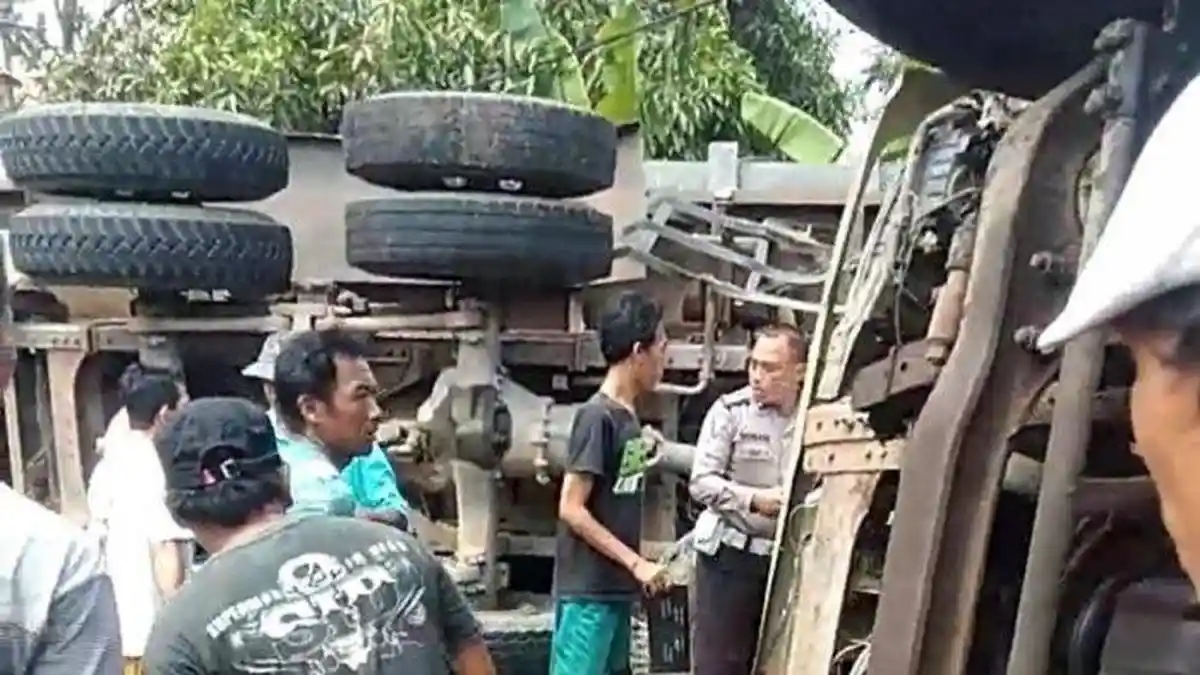 Rem Blong, Dua Dump Truk Tabrakan di Tarahan, 4 Orang Tewas