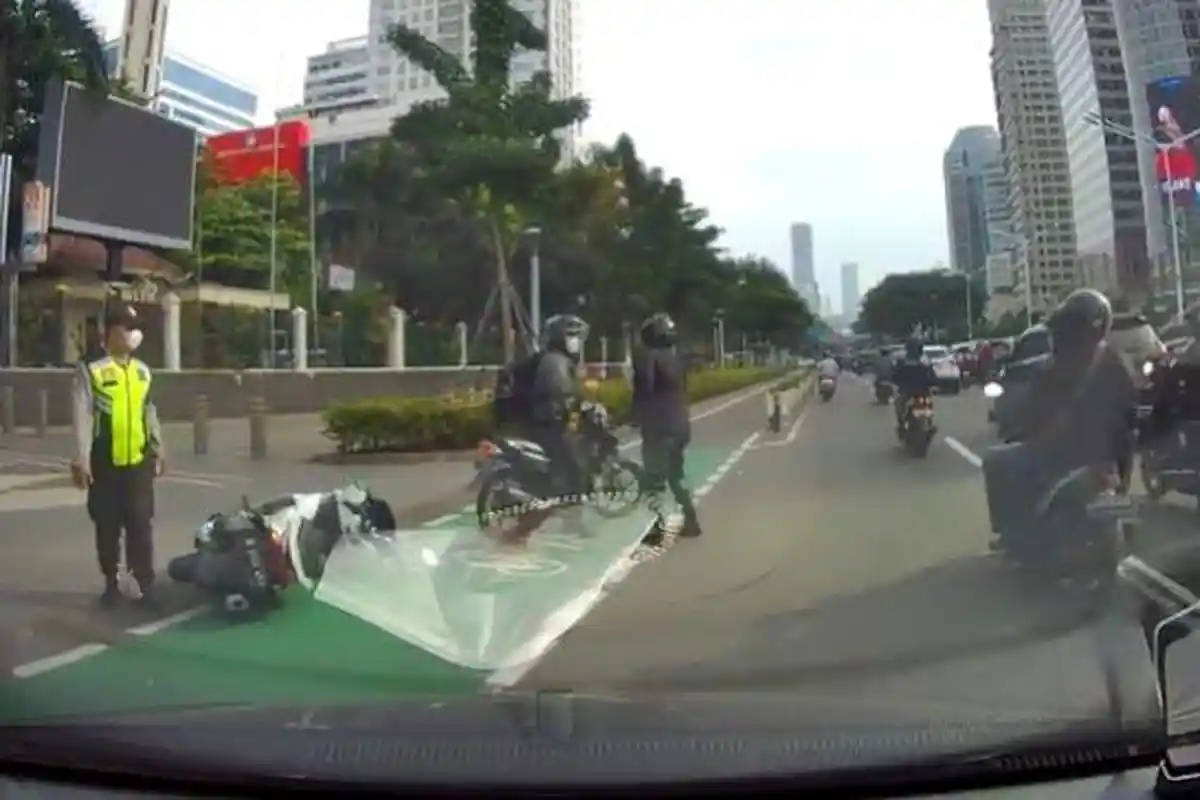 VIRAL! Diduga Oknum TNI Tendang Pengendara Motor, Terlibat Kecelakaan di Jalur Sepeda