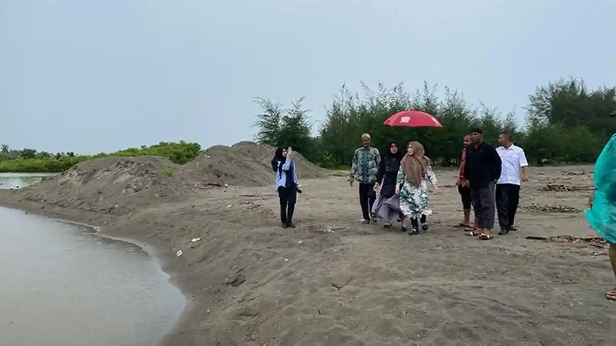 Bunda Salma Tinjau Lokasi Abrasi Pantai Bungkah Aceh Utara