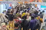 Ribuan-para-pencari-kerja-mengantre-ikut-dalam-acara-Job-Fair.jpg
