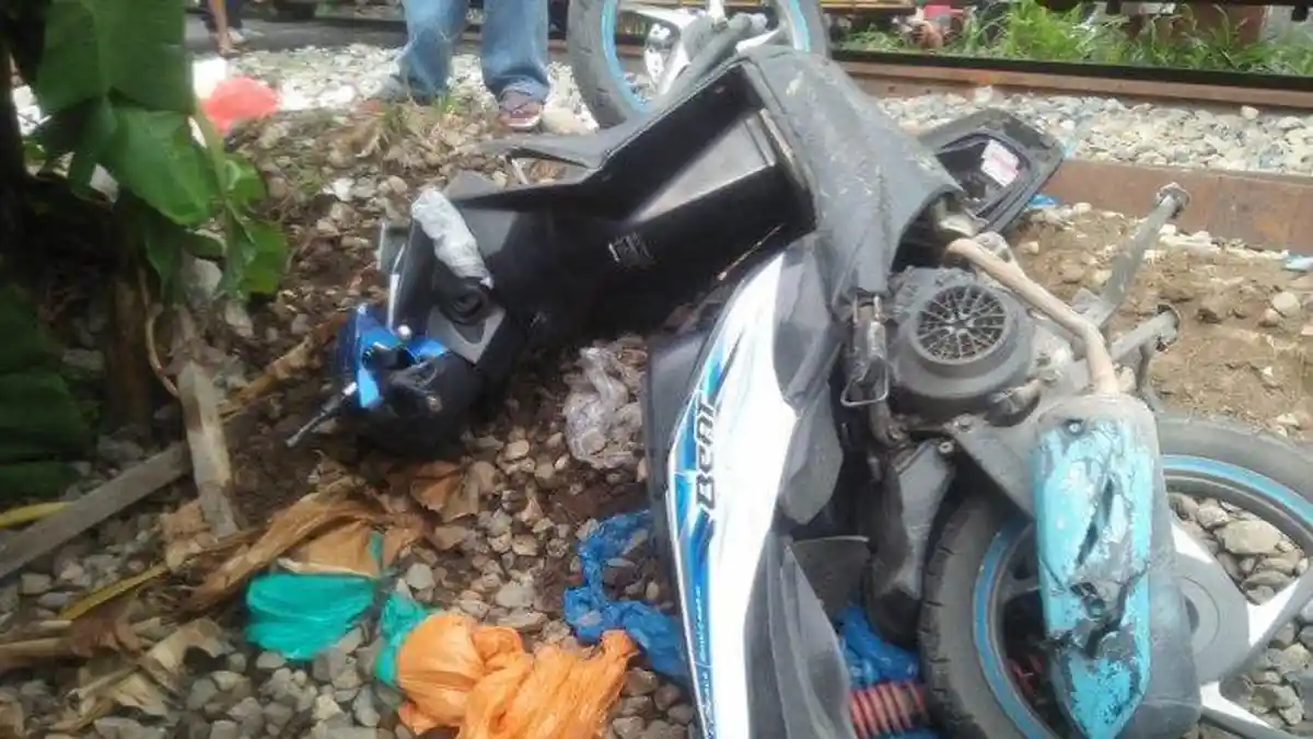INNALILLAHI! Kecelakaan Maut di Padang, Pemotor Wanita Tewas Tertabrak Kereta Api, Sempat Terseret
