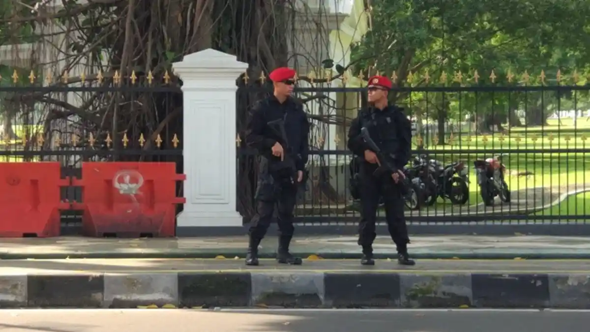 Kopassus Bersenjata Laras Panjang Amankan Istana Bogor