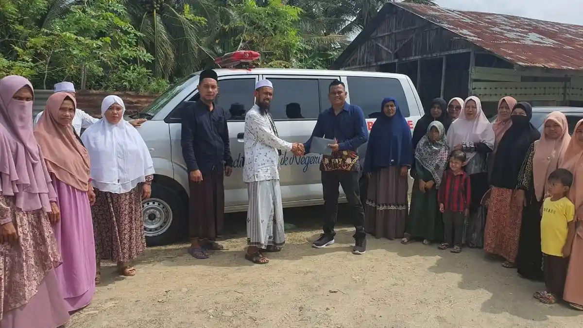 TA Khalid Serah Mobil Ambulance Untuk Majelis Taklim Sirul Mubtadin Bireuen