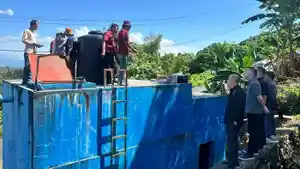 Tim-Poltekes-Kementerian-Kesehatan-melakukan-pengujian-air-bersih.jpg