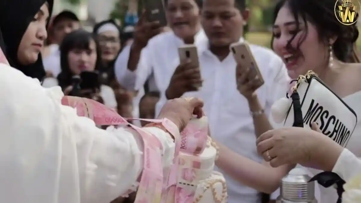 VIDEO Kue Tar Berisi Emas Dipersembahkan Via Vallen Saat Ultah Sang Ibu