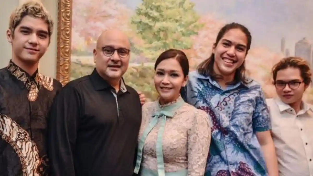 Maia Estianty Posting Kebersamaan Tiga Anaknya bersama Irwan Mussry