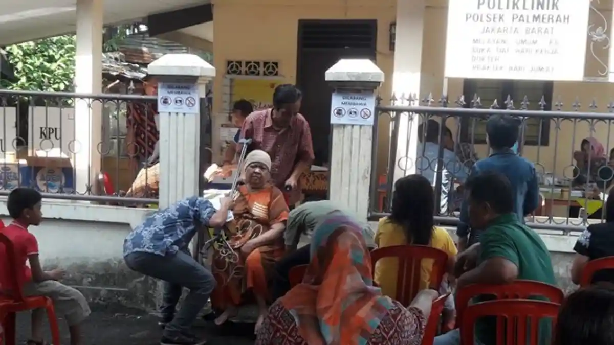 Susah Payah Jalan Karena Stroke, Nenek Nur Laini Tetap Memaksakan Ikut 'Nyoblos'