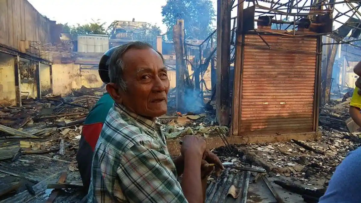 Kiosnya Ludes Terbakar, Kakek Saekoni Hanya Tertawa Kecut: 'Ternyata Temannya Banyak'