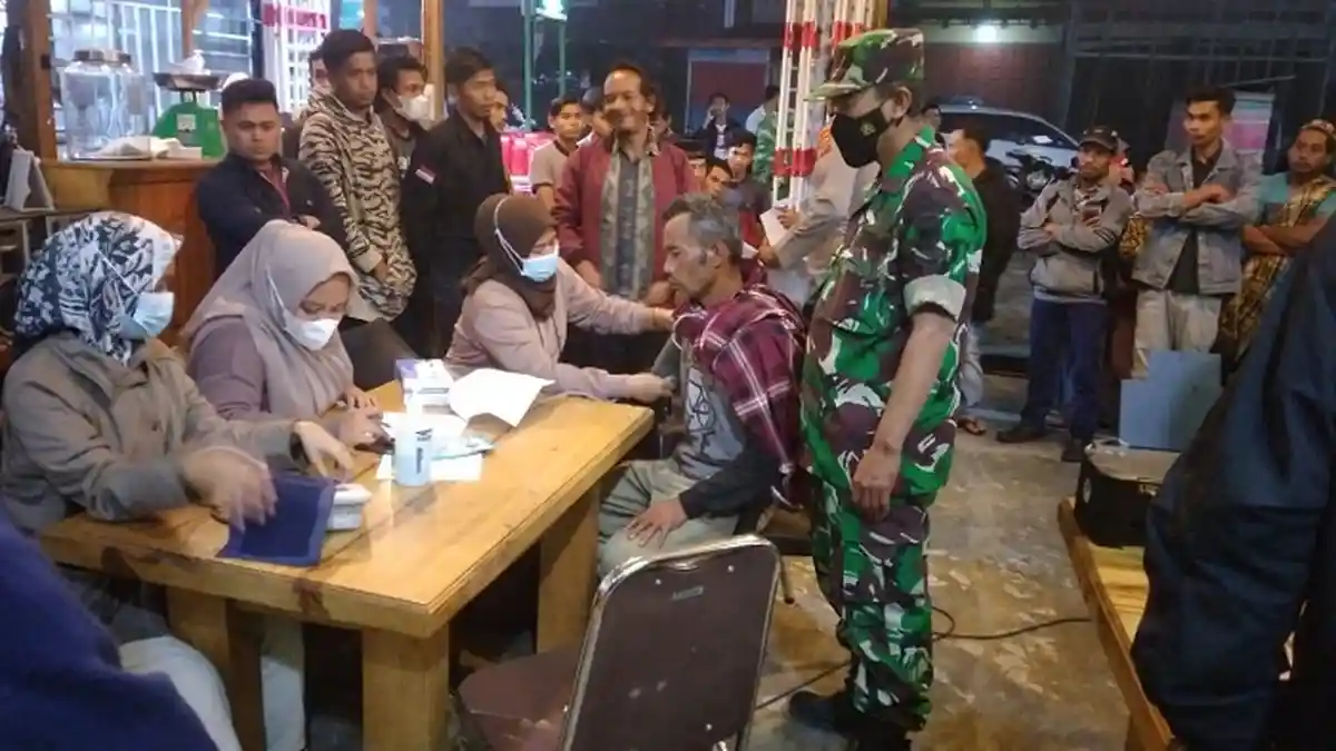 Kejar Target 70 Persen, TNI/Polri dan Pemkab Bener Meriah Gencar Gelar Vaksinasi Hingga Malam Hari 