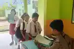 Para-siswa-SD-memakai-seragam-merah-putih-tampak-berjejer.jpg