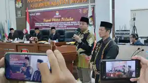 Suhardiman-Amby-dan-Mukhlisin-terlihat-kompak-memakai-baju-batik.jpg