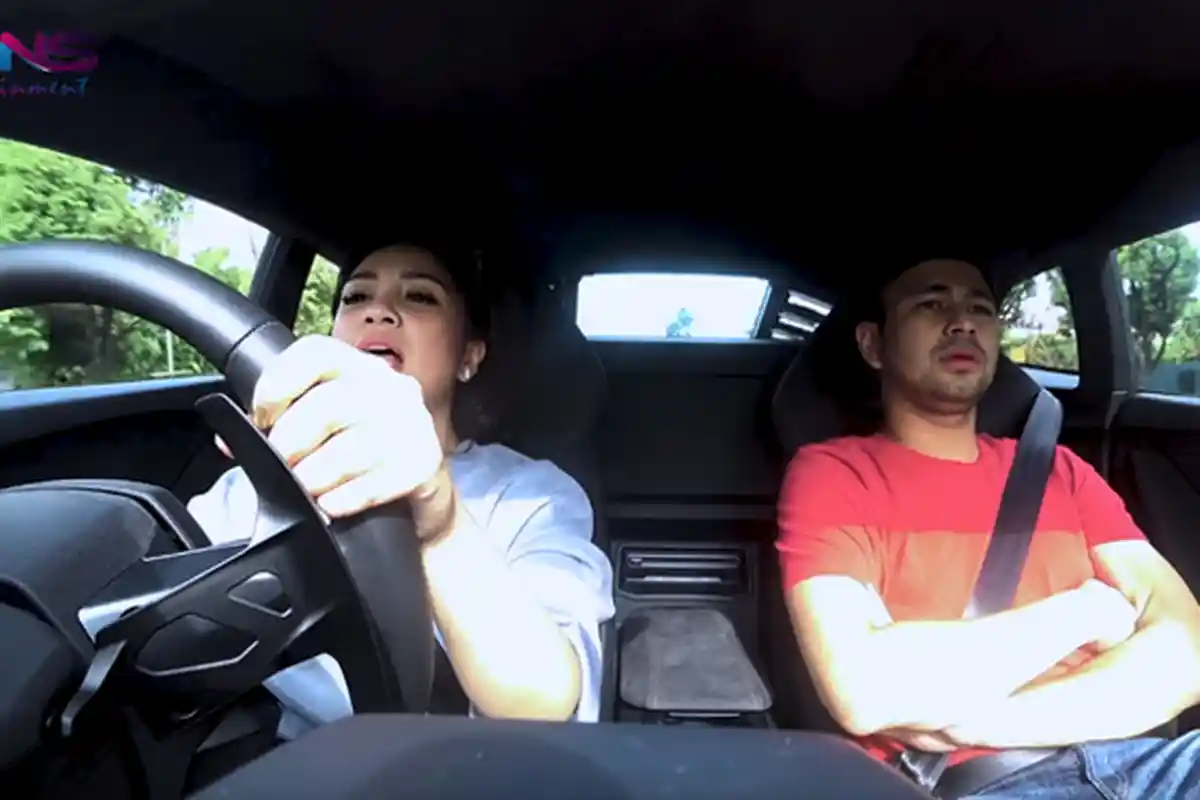Nagita Slavina Kendarai Lambhorgini Raffi Ahmad, Di Dalam Mobil Mereka Cekcok!