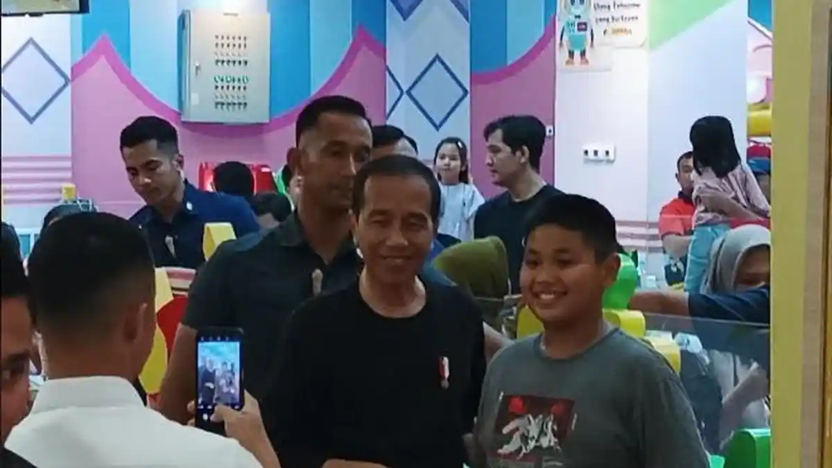 Presiden Joko Widodo Sambangi Mall Centre Point Medan, Para Pengunjung Teriak Histeris