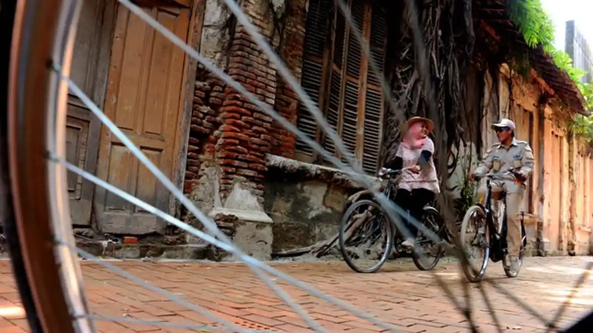 HOTLINE SEMARANG : Mohon Dicat Ulang Garis Marka Jalan