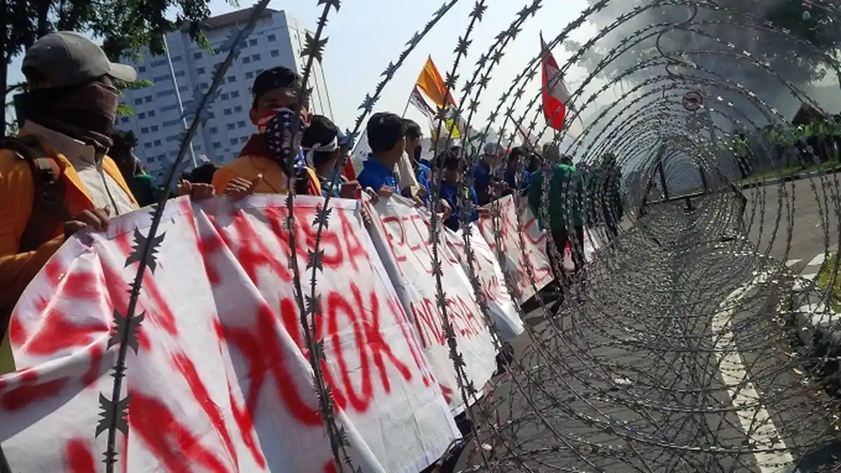 Mahasiswa Lempar Kodok ke Istana Presiden dan Bakar Ban