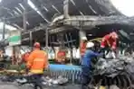 Petugas Padamkan Kebakaran Pasar Blok A Kebayoran Baru