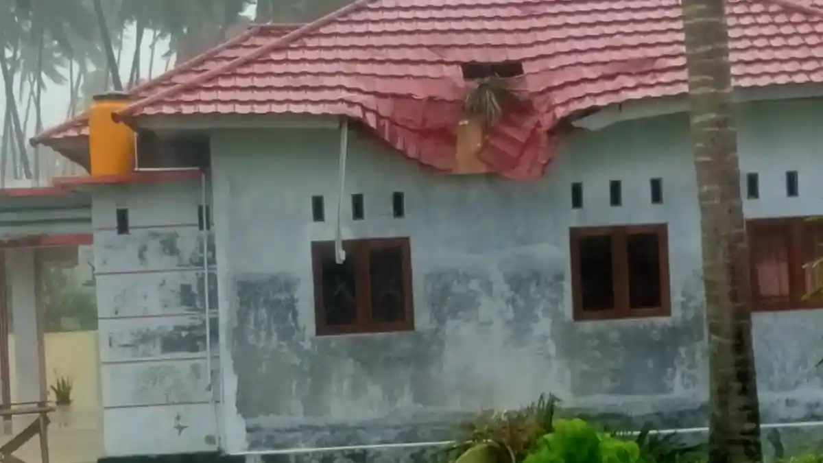 Atap Rumah Dinas Camat Tomini di Bolsel Sulut Rusak Akibat Tertimpa Pohon Tumbang