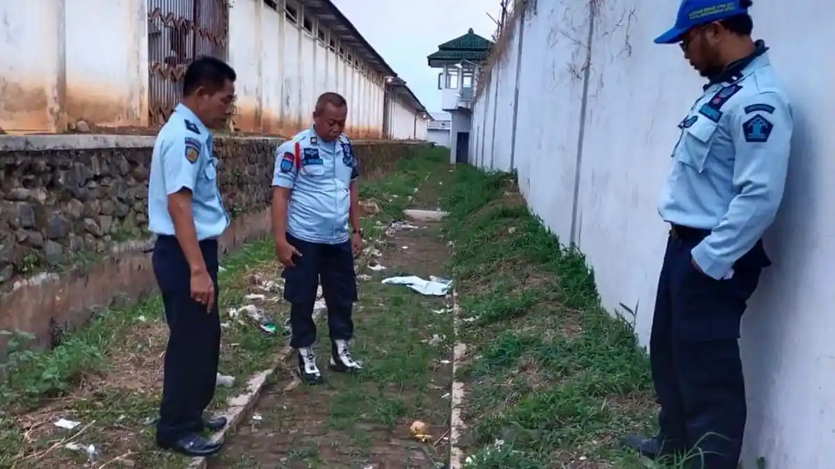 Petugas Lapas Semarang Temukan Bungkusan Berisi Narkoba dan Pil Koplo, Diduga Dilempar daru Luar