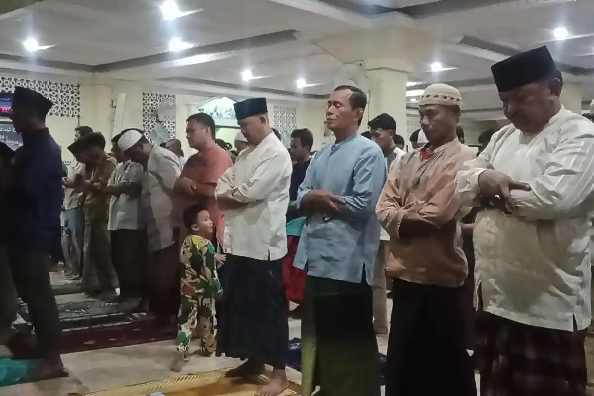 Nuansa Pilu Tarawih Hari Pertama Korban Kebakaran Depo Pertamina Plumpang, Khotib Ingatkan Takdir