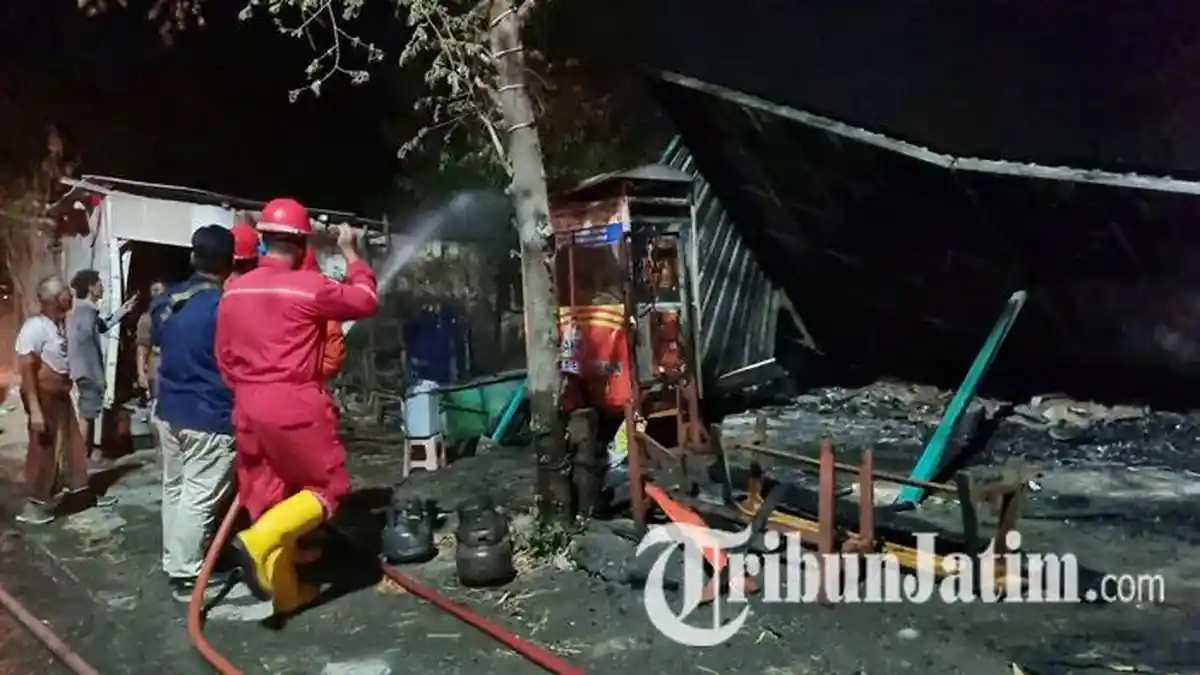 7 Ekor Kambing Mati Terpanggang Saat Kebakaran Melahap Tiga Bangunan di Gresik