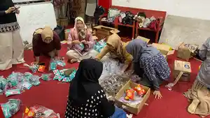 suasana-pengemasan-takjil-di-Masjid-Lautze-2-Bandung.jpg
