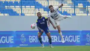 Pemain-Arema-FC-Dalberto-berduel-dengan-pemain-Persik-Kediri-Persik-Kediri-vs-Arema-FC.jpg