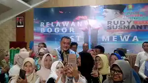 Calon-Bupati-Bogor-Rudy-Susmanto-rompi-biru-dikerubuti-pendukungnya.jpg