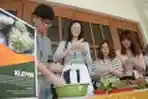 Pertukaran Pelajar Mahasiswa Korsel dan Malaysia Masak Klepon