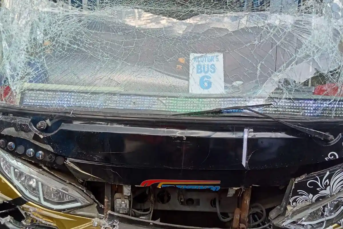 BREAKING NEWS: Dua Bus Rombongan Jemaah Haji Pamekasan Kecelakaan Beruntun di Tanah Merah Bangkalan