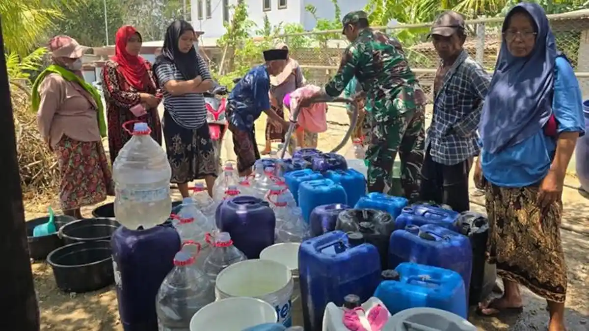 Kirim 4.000 Liter Bantuan Air Bersih, TNI: Warga Bangkalan Tak Sendirian Hadapi Bencana Kekeringan